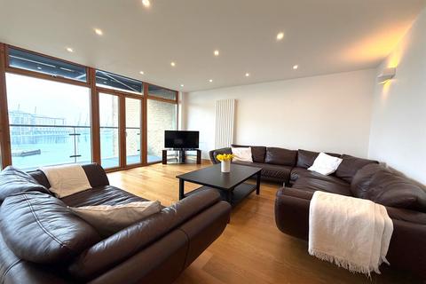 2 bedroom apartment to rent, Western Beach Apartments, Newham, E16