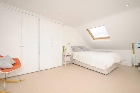 2 bedroom flat to rent, Bendemeer Road, West Putney, London, SW15