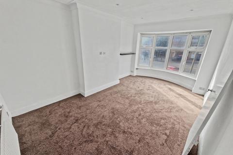 3 bedroom flat to rent, Scholes Lane, Prestwich, M25