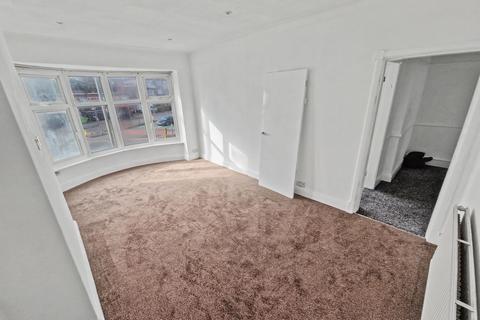 3 bedroom flat to rent, Scholes Lane, Prestwich, M25