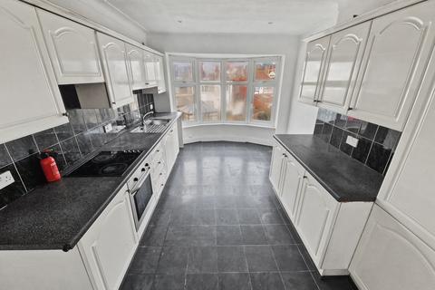 3 bedroom flat to rent, Scholes Lane, Prestwich, M25