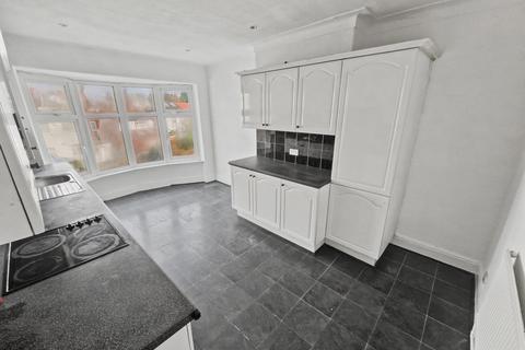 3 bedroom flat to rent, Scholes Lane, Prestwich, M25