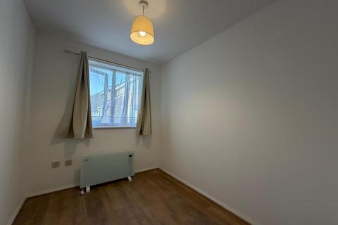 2 bedroom flat to rent, Luther King Close, London