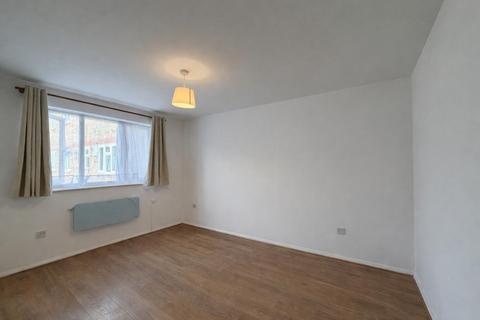 2 bedroom flat to rent, Luther King Close, London