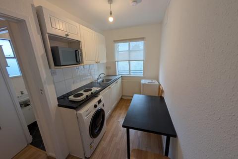 Studio to rent, High Road, Whetstone N20