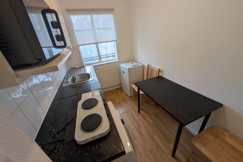 Studio to rent, High Road, Whetstone N20