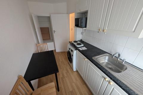 Studio to rent, High Road, Whetstone N20