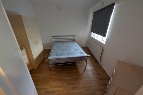 Studio to rent, High Road, Whetstone N20