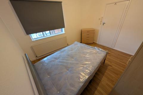 Studio to rent, High Road, Whetstone N20