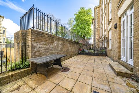 2 bedroom flat to rent, Royal Drive, London, N11