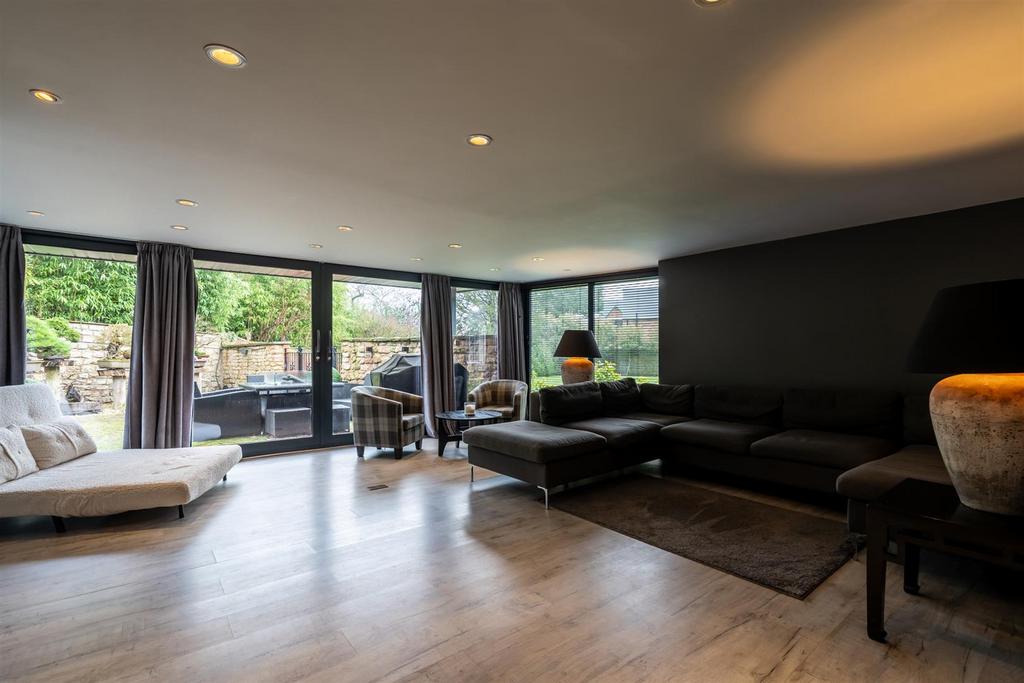 Lounge/Sun Room