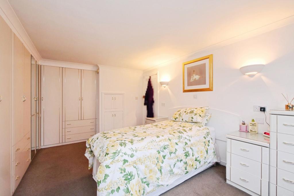 Master Bedroom (2)