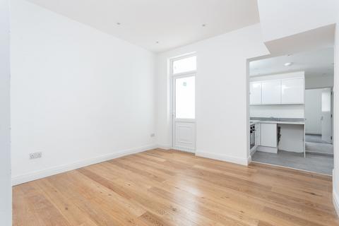 2 bedroom flat to rent, London, E6