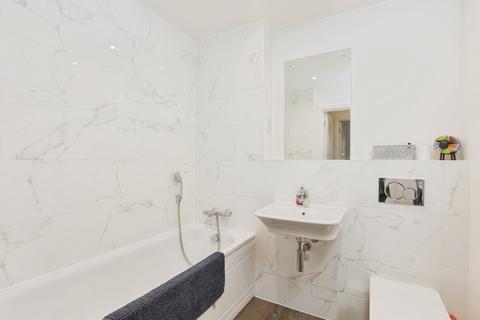 2 bedroom flat for sale, Salomons Grove, Southborough, Tunbridge Wells, Kent, TN4