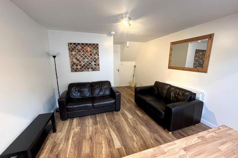 3 bedroom terraced house to rent, Clinton Court, Nottingham, NG1