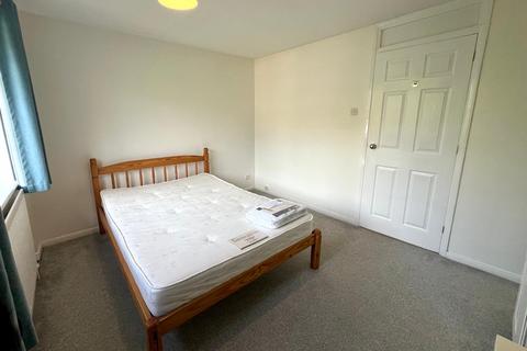 3 bedroom terraced house to rent, Clinton Court, Nottingham, NG1