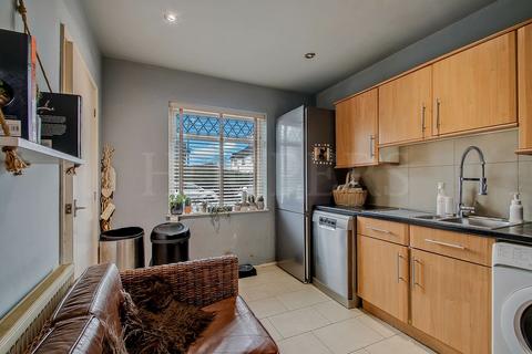 4 bedroom semi-detached house for sale, Bush Grove, London, NW9