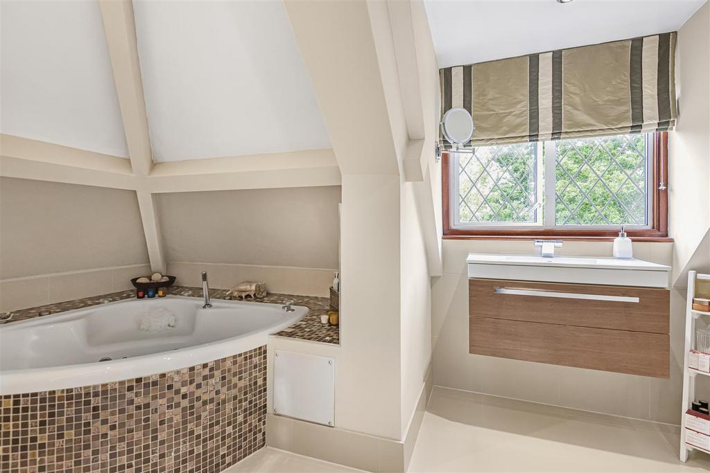 Ensuite bathroom (loft)