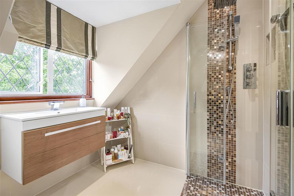 Ensuite bathroom (loft) pic 2