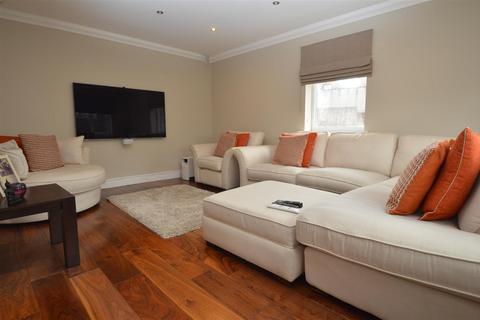 4 bedroom semi-detached house for sale, Roding Lane South, Redbridge, IG4 5PD