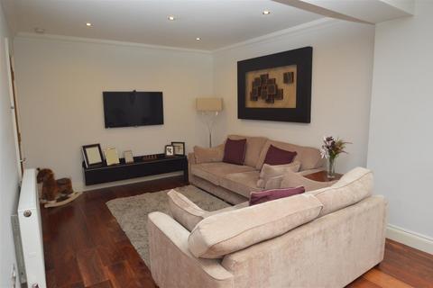 4 bedroom semi-detached house for sale, Roding Lane South, Redbridge, IG4 5PD
