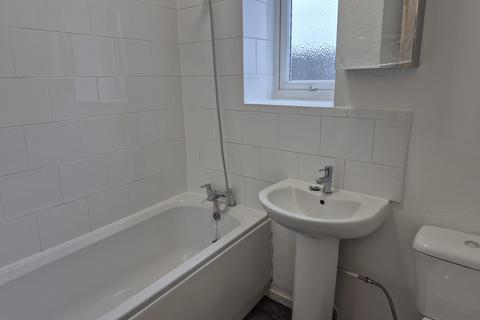 2 bedroom terraced house to rent, Ryeburne Street, Oldham OL4
