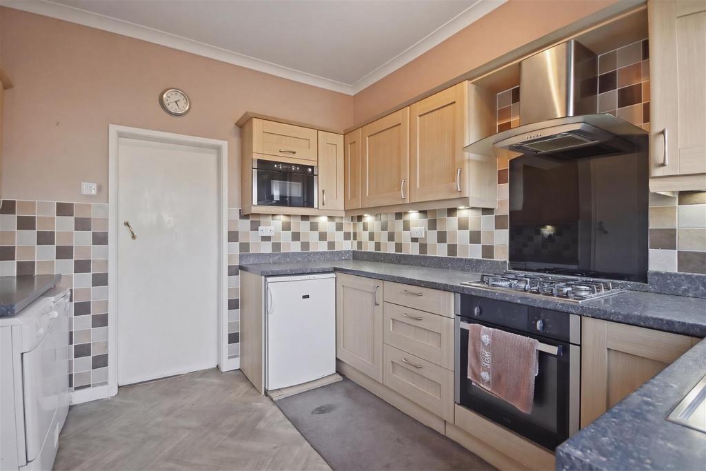 'L' Shaped Breakfast Kitchen