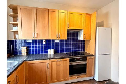 3 bedroom flat to rent, Stockwell Park Road, London, SW9