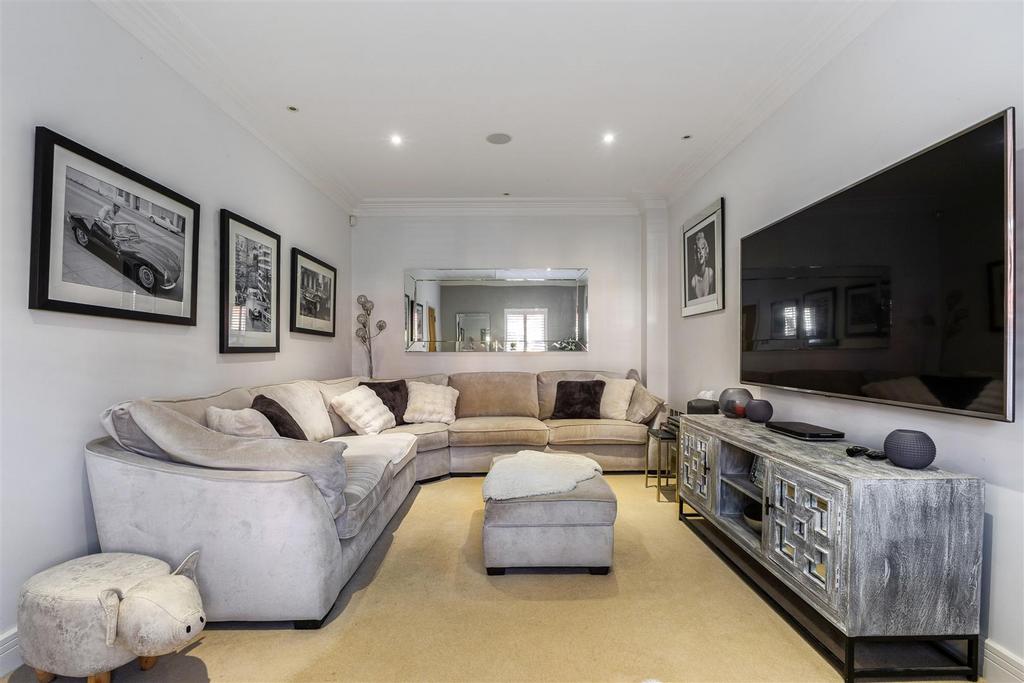104556 4 Queensbury Gardens-4.jpg