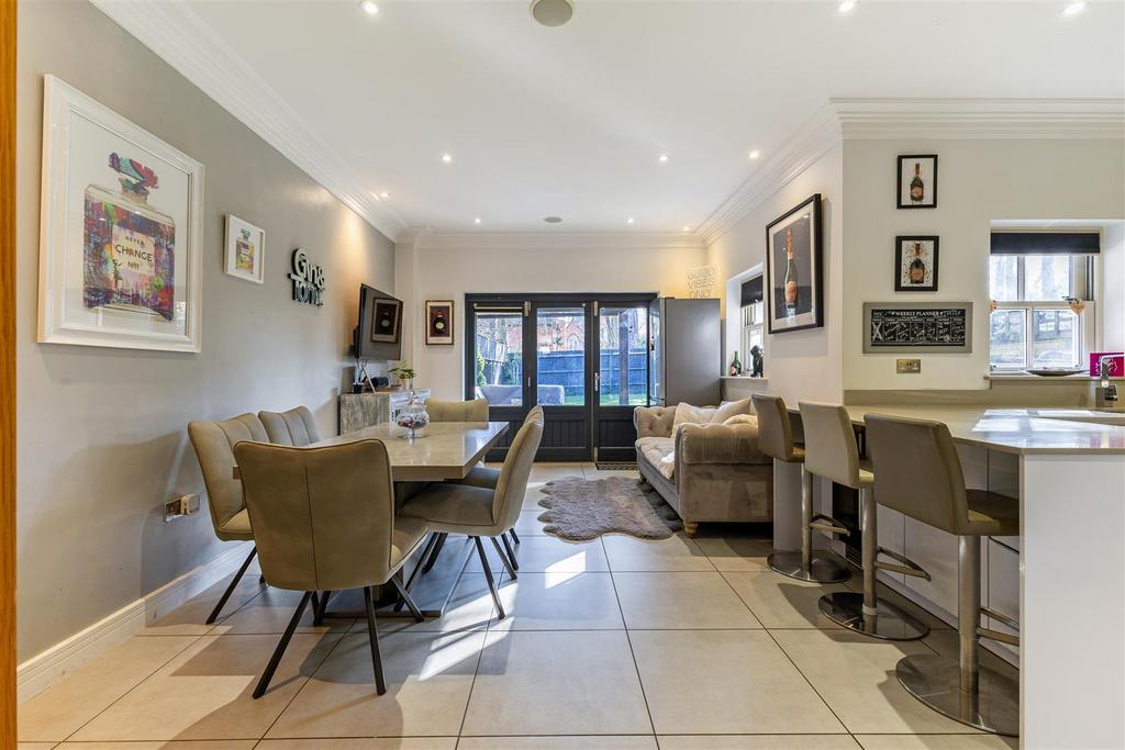 104556 4 Queensbury Gardens-6.jpg