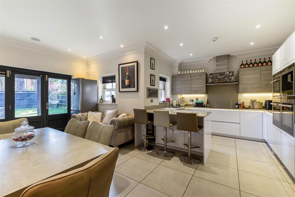 104556 4 Queensbury Gardens-7.jpg