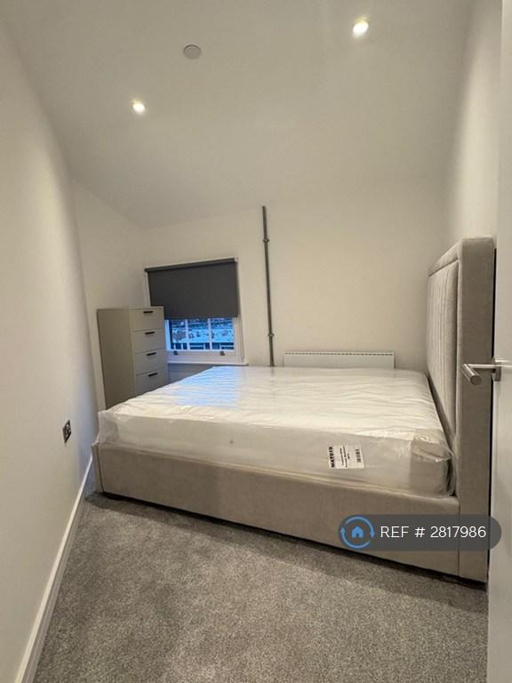 Bedroom With Queen Size Bed