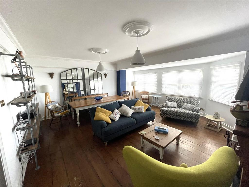 Lounge 1.jpg