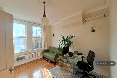 2 bedroom maisonette to rent, Squires Lane, London, N3