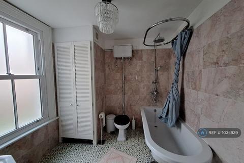 2 bedroom maisonette to rent, Squires Lane, London, N3