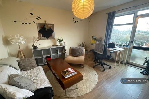 2 bedroom flat to rent, Forest Croft, London, SE23