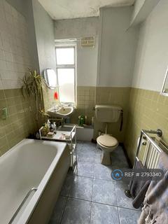 2 bedroom flat to rent, Forest Croft, London, SE23