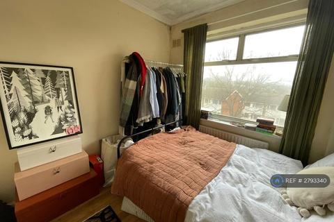 2 bedroom flat to rent, Forest Croft, London, SE23