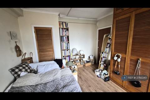 2 bedroom flat to rent, Forest Croft, London, SE23