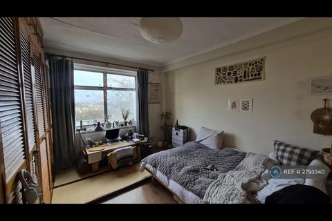 2 bedroom flat to rent, Forest Croft, London, SE23