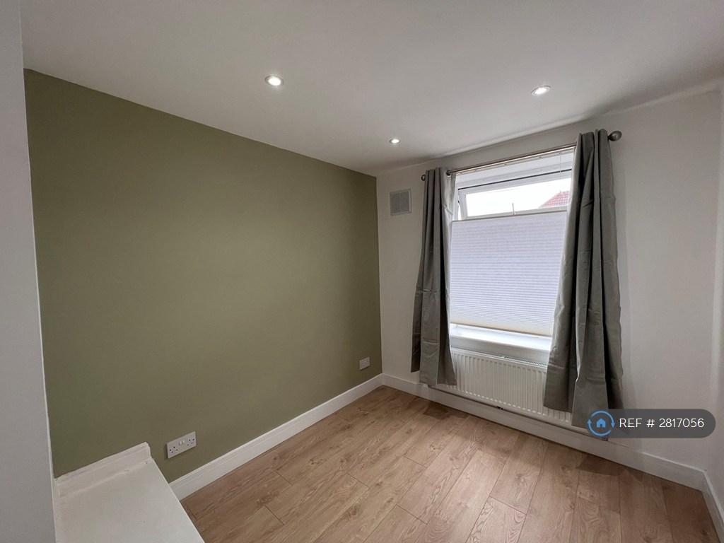 Spacious Single Bedroom