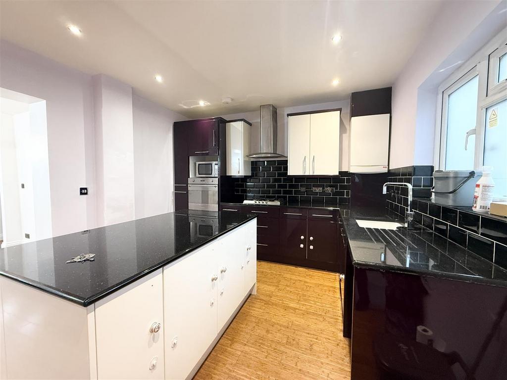 Kitchen 2.jpeg