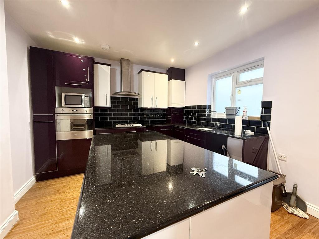 Kitchen 1.jpeg