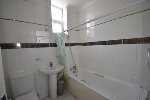 3 bedroom flat to rent, High Road, London, NW10 2PJ