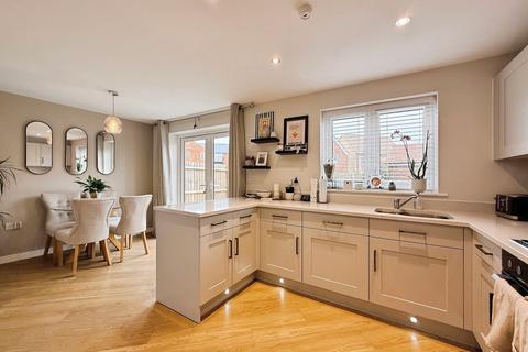 3 bedroom semi-detached house for sale, Bryony Close, Chelmsford, CM1