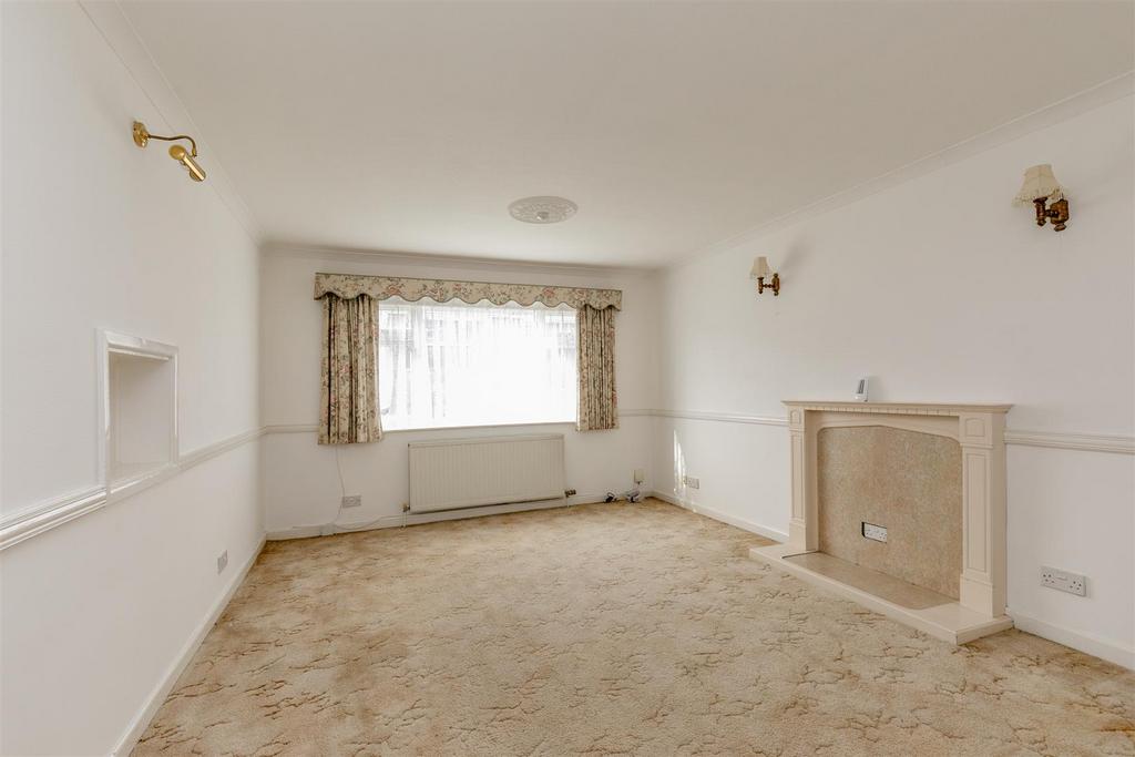 Charlton Mead Court, Brentry Living Room.jpg