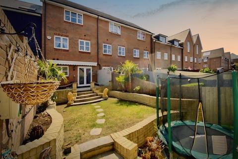 4 bedroom terraced house for sale, Stadium Approach, Aylesbury