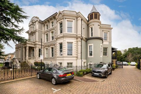 2 bedroom flat for sale, Blumenthal Close, Isleworth, TW7