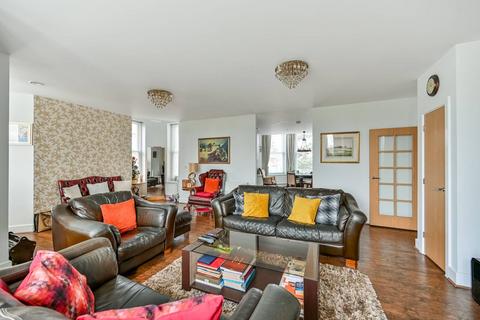 2 bedroom flat for sale, Blumenthal Close, Isleworth, TW7