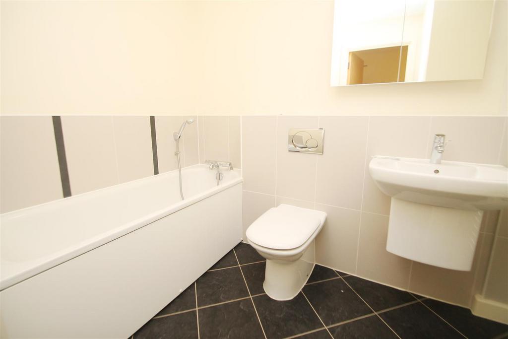 162 The Ferns Bathroom.jpg